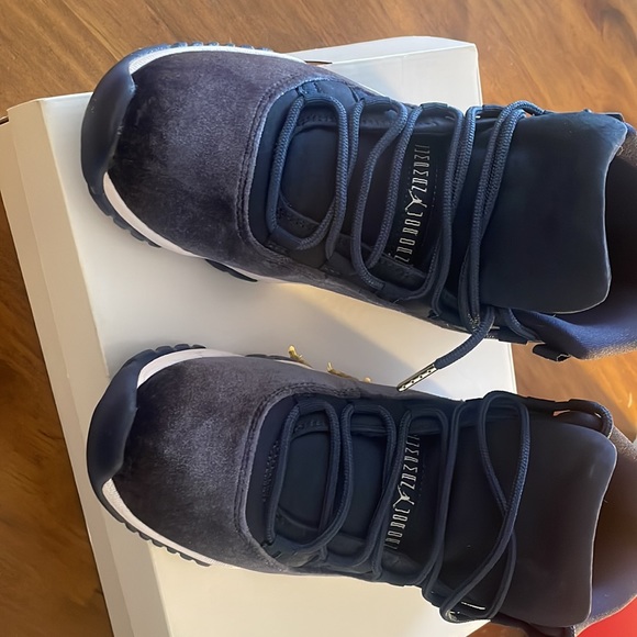 Jordan 11s Retro - Midnight Navy/White/Metallic Silver - Picture 2 of 9
